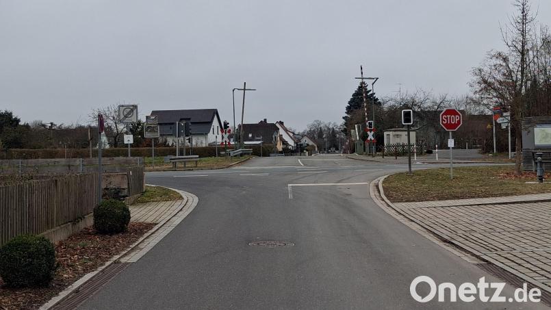 Zu den Großprojekten der nächsten Jahre zählt die Neugestaltung der Bahnhofstraßenkreuzung. Bahn, Gemeinde und Landkreis wollen dieses Vorhaben ab 2027 verwirklichen, sofern bis dahin das Planfeststellungsverfahren für den Bahnübergang abgeschlossen ist.. Bild: Bernhard Piegsa