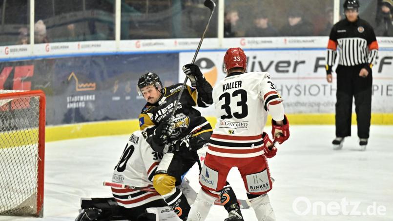 Nolan Gardiner (Mitte) und der ERSC Amberg müssen am Freitagabend beim EV Dingolfing ran. Bild: Hubert Ziegler