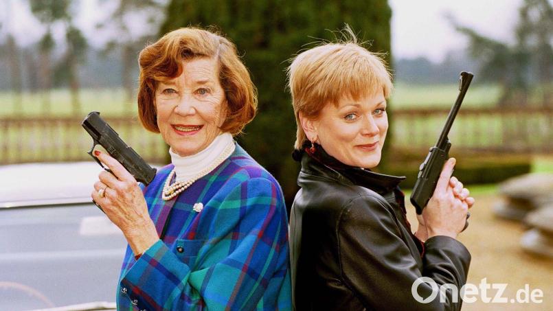 Lois Maxwell (l) und Samantha Bond haben beide „Miss Moneypenny“ gespielt. (Archivbild) Bild: Richard Chambury/Globe Photos via ZUMA Wire/dpa
