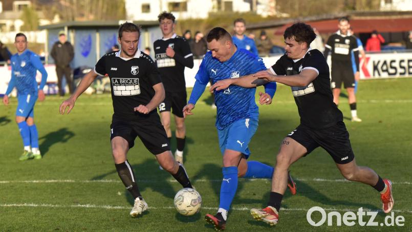 Thomas Stowasser (Zweiter von rechts) hat in 21 Landesliga-Spielen bisher fast ebenso oft getroffen. Archivbild: Hans Mark