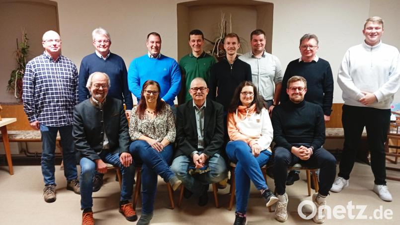 Ein Teil der Wählerbundkandidaten (von links sitzend): Zweiter Bürgermeister Helmut Härtl (CSU), Veronika Müller, Listenführer Günther Fachtan, Natascha Koppmann und der CSU-Ortsvorsitzende Simon Wollner. Stehend von links: Alexander Hecht, Matthias Scharf, Klaus Bayer, Simon Preiß, Jonas Greger, Benedikt Kappauf, Markus Greger und Moritz Scharf. Bild: fpoz