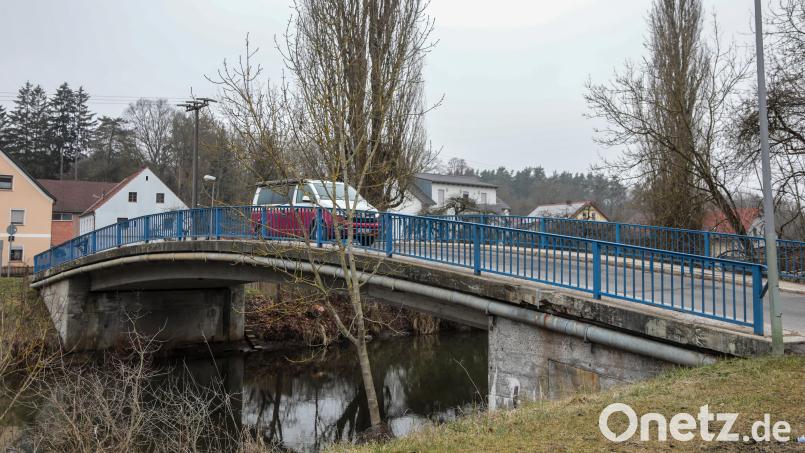 Die Brücke in Lengenfeld hat Schäden, die so nicht bleiben können. Der Gemeinderat hat dazu jetzt eine erste Grundsatzentscheidung getroffen. Bild: Wolfgang Steinbacher