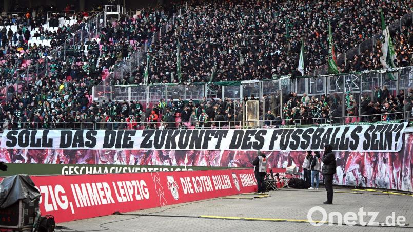 Fußballfans befürchten erhebliche Einschnitte durch die Politik. (Archivbild) Bild: Jennifer Brückner/dpa