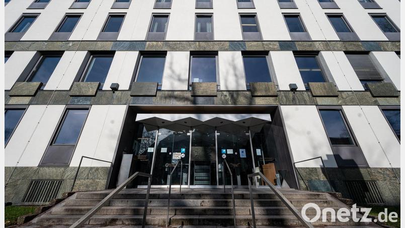 Vor dem Landgericht Weiden beginnt der Prozess im sogenannten Champagner-Fall. (Symbolbild) Bild: Armin Weigel/dpa