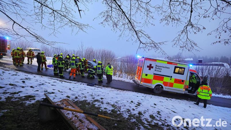 Der Rettungsdienst brachte den Leichtverletzten in ein Krankenhaus. Bild: Markus Leitner/BRK BGL/dpa