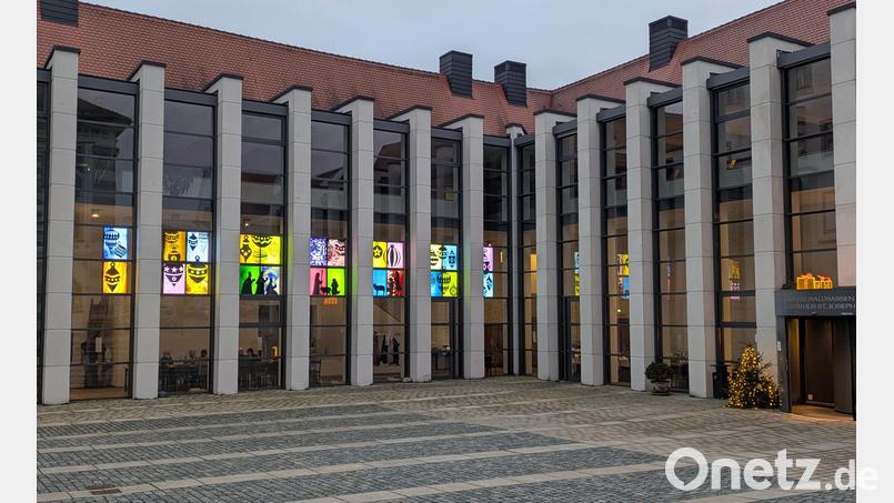 Der Gläserne Adventskalender hinter der Glasfassade des klösterlichen Gästehauses St. Joseph: In den Tagen bis Heiligabend werden in der Abenddämmerung nach und nach immer mehr Lichttafeln beleuchtet. Bild: Paul Zrenner