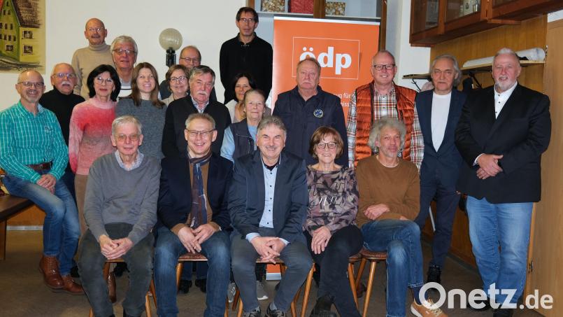 Diese ÖDP-Kandidaten bewerben sich um einen Sitz im Schwandorfer Stadtrat. Sitzend von links: Wolfgang Nowak, Egon Gottschalk, Alfred Damm, Anneliese Brock und Jochemn Surel. Bild: Hirsch