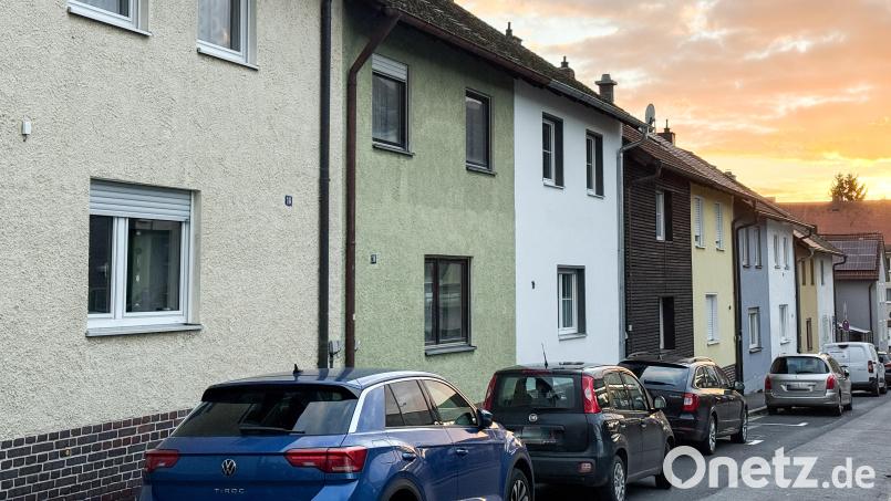 Die Verkehrsführung samt Parkplätzen auf der linken Seite in der Dientzenhoferstraße in Amberg sorgen für Ärger. Bild: Petra Hartl