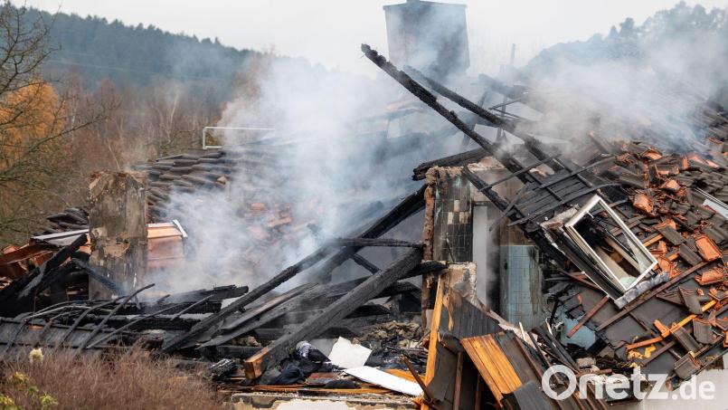 Die Feuerwehr war nach der Explosion in einem Wohnhaus in Chamerau auch am Nachmittag mit Löscharbeiten beschäftigt. Bild: -/News5/dpa