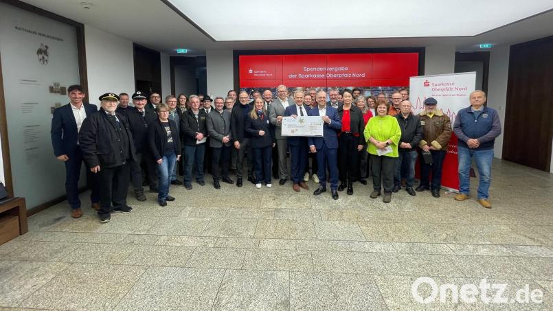 Die Sparkasse Oberpfalz Nord hat 28 Vereine in Waldsassen mit Weihnachtsspenden in Höhe von insgesamt 10.000 Euro unterstützt. Bild: Sparkasse Oberpfalz Nord