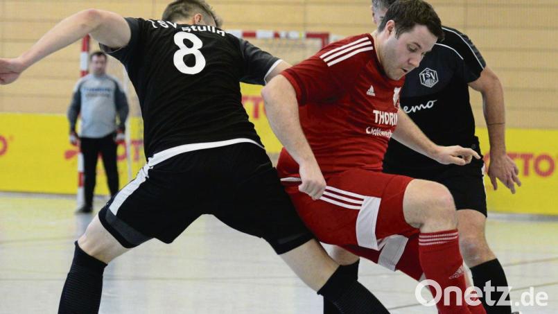 Hallenfußball ist sein Ding: Mit der SpVgg Pfreimd feierte Bastian Lobinger(rotes Trikot) auf dem Parkett große Erfolge. Gelingt ihm das auch mit dem FC Wernberg? Bild: ham
