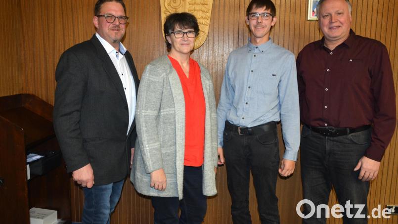 Zwei herausragende Persönlichkeiten ehrte der Gemeinderat Pechbrunn zum Jahresabschluss. Geehrt wurden sportliches und handwerkliches Engagement. Im Bild (von links) Bürgermeister Stephan Schübel, Uta Habedank, Michael Schmidt und 2. Bürgermeister Josef Hollmann. Bild: jr