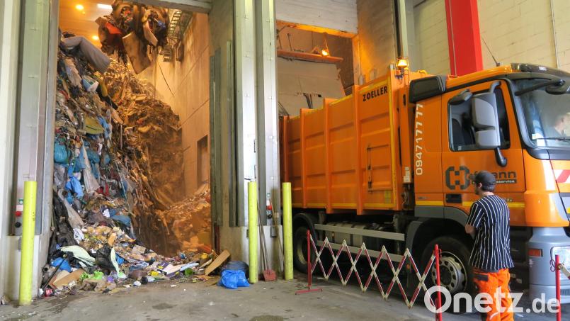 Der Zweckverband Müllverwertung Schwandorf setzt in Zukunft bei der Anlieferung des Abfalls verstärkt auf Lastwagenbetrieb. Bild: Hirsch