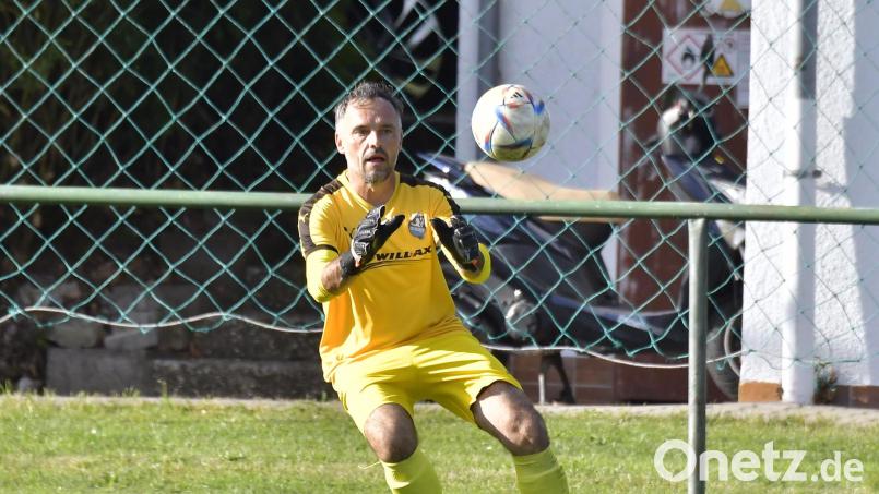 Stephan Pröls, Torhüter des FV Vilseck, geht auf die 50 zu. Und ist immer noch ein sicherer Rückhalt beim Kreisligisten. Bild: Hubert Ziegler