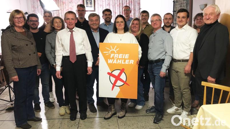 FWG-Vorsitzender Friedrich Janner (5. v. links) ist sehr zufrieden mit der Auswahl der Kandidaten. Ehrenvorsitzender Anton König (rechts) freut sich dass es mit den Freien Wählern sehr gut weitergeht. Bild: Eva Seifried