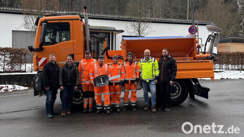 Bürgermeister Alwin Märkl, Thomas Birner Verkaufsberater Fa. Beutlhauser Hagelstadt, Team des gemeindlichen Bauhofes, Bauhofleiter Andreas Bodensteiner, rechts im Bild Daniel Wilhelm von MAN Trucks Nürnberg. Bild: Marina Schuch