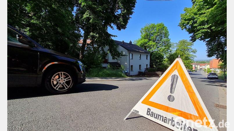 Ein solches Seil, dass 2023 im oberfränkischen Memmelsdorf gespannt wurde, soll nun auch in Nürnberg Eichhörnchen sicher über die Straße helfen. (Archivbild) Bild: Pia Bayer/dpa