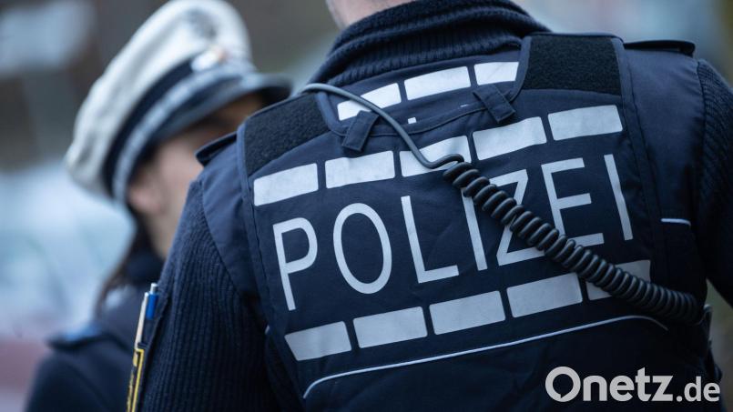 In Marktredwitz wird eine 15-jährige beim Ladendiebstahl erwischt und reagiert aggressiv. Die Polizei greift ein. Symbolbild: Marijan Murat/dpa