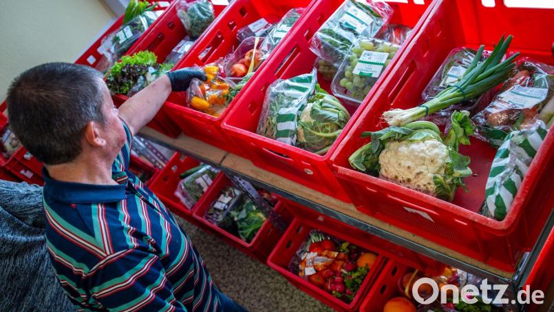 Vielen Tafeln fehlen immer noch dringend Helferinnen und Helfer. (Archivbild) Bild: Jens Büttner/dpa