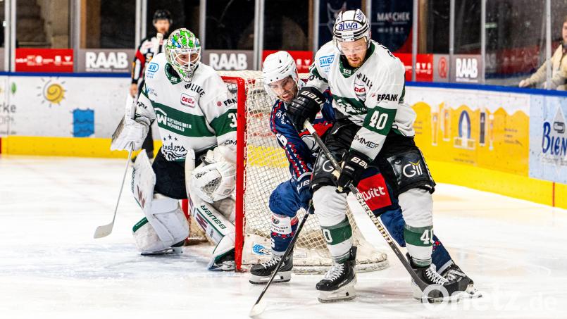 Ein Allrounder für alle Fälle: Der diesmal als Stürmer aufgebotene Verteidiger Manuel Edfelder von den Blue Devils Weiden im Duell mit den Bietigheimern Tim Schüle (rechts) und Goalie Olafr Schmidt. Bild: Elke Englmaier