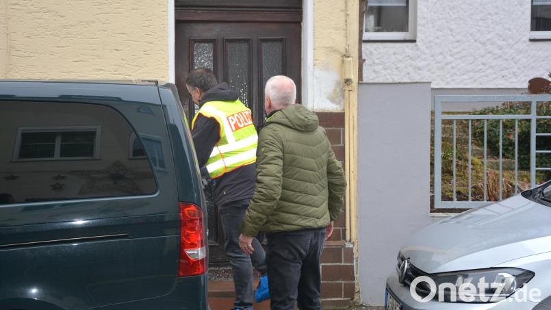 Am Tatort in Waldsassen liefen am Donnerstag umfangreiche Maßnahmen zur Spurensicherung. Die Kripo Weiden hat die Ermittlungen übernommen. Das Motiv des mutmaßlichen Täters ist jedoch weiter unklar. Archivbild: jr
