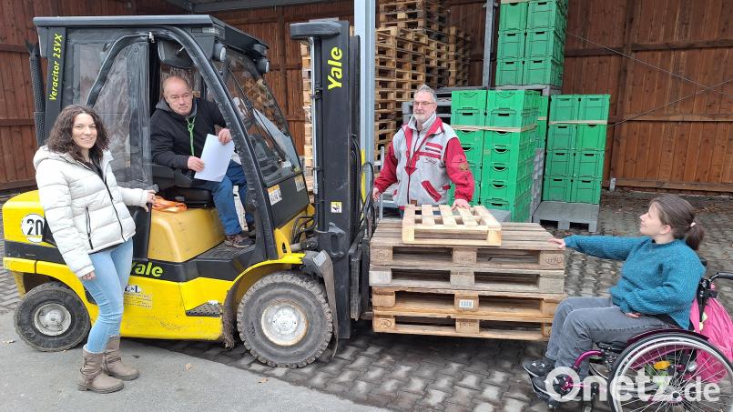 Staplerfahrer Hans-Jürgen Busch arbeitet bei den Wernberger Werkstätten und übernimmt dort trotz seiner Beeinträchtigungen zusammen mit Oliver Richter (im Hintergrund) und Janina Schindler (rechts) als Werkstattrat Verantwortung. Als Vertrauensperson steht dem Gremium Judith Kraus (links) zur Seite. Bild: bl