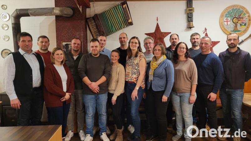 Die Kandidaten der Wählergemeinschaft der Gemeinde Guteneck mit Bürgermeisterkandidatin Katharina Haas (Mitte). Bild: Paula Kirchberger