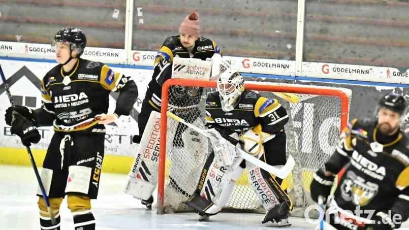 Auf die Torhüter des ERSC Amberg, David Kubik (Zweiter von links) und Lucas Di Berardo (Dritter von links) kommt am Sonntag Schwerstarbeit zu. Bild: Hubert Ziegler