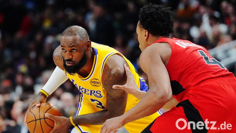 LeBron James (links) spielte den entscheidenden Pass - und ließ seine Superserie damit reißen. Bild: Frank Gunn/The Canadian Press/dpa
