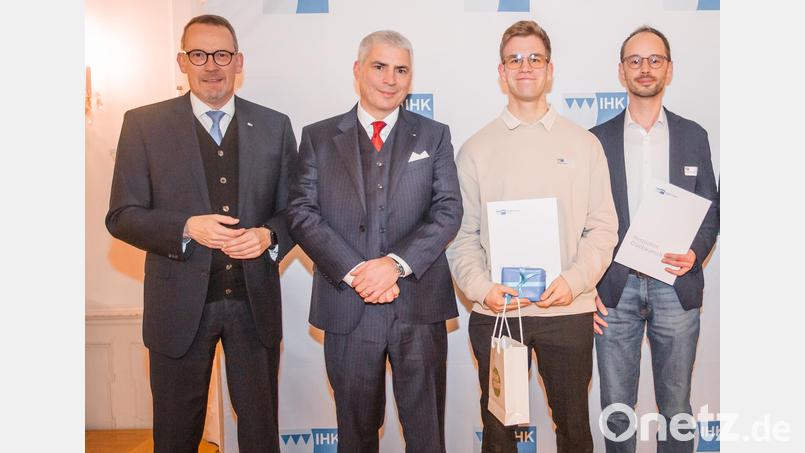 Von links: IHK-Hauptgeschäftsführer Wolfram Brehm und IHK-Präsident Michael Waasner zeichneten Bastian Fehr als „Bayernbesten“ aus. Mit im Bild sind Sebastian Prechtl vom Ausbildungsbetrieb Scherdel Marktredwitz. Bild: Dominik Ochs