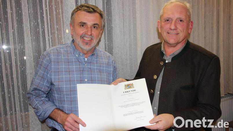 Gemeinderat Albert Bader (links) wurde von Bürgermeister Werner Prucker mit einer Dankurkunde, unterschrieben von Innenminister Joachim Herrmann, ausgezeichnet. Bader ist seit 20 Jahren Mitglied im Gemeinderat. Bild: kro