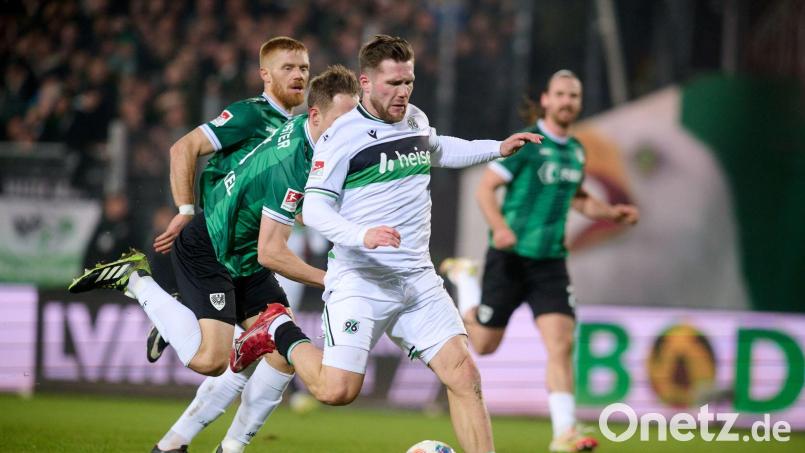 Torjäger Benjamin Källman brachte Hannover in Münster in Führung. Bild: Bernd Thissen/dpa