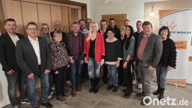 Die Kandidaten (von links): Florian Zetlmeisl, Michael Zapf, Cornelia Merkl, Gertraud Panzer, Frank Schultes, Hermann Schraml, Martin Sertl, Thomas Schöcklmann, Daniela Wild (Bürgermeisterkandidatin) Andreas Schiedlofsky, Elke Engl, Christian Zwack, Gaby Pinzer, Holger Märkl, Tamara Schraml, Philipp Lippert, Markus Lehner, Liane Preininger. Bild: Schraml / Freie Wähler Kemnath