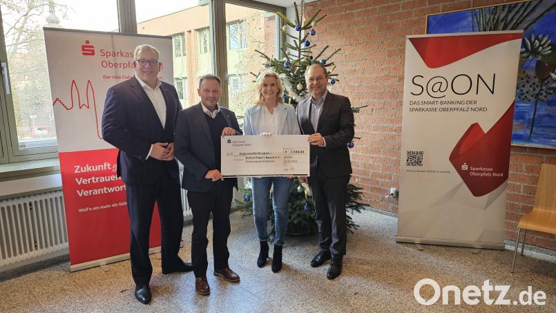 Von links: Dr. Jens Michael Heine, Oberbürgermeister Jens Meyer, Andrea Lang und Hans-Jörg Schön bei der Spendenübergabe. Bild: Pressestelle Stadt Weiden, Christina Liedl