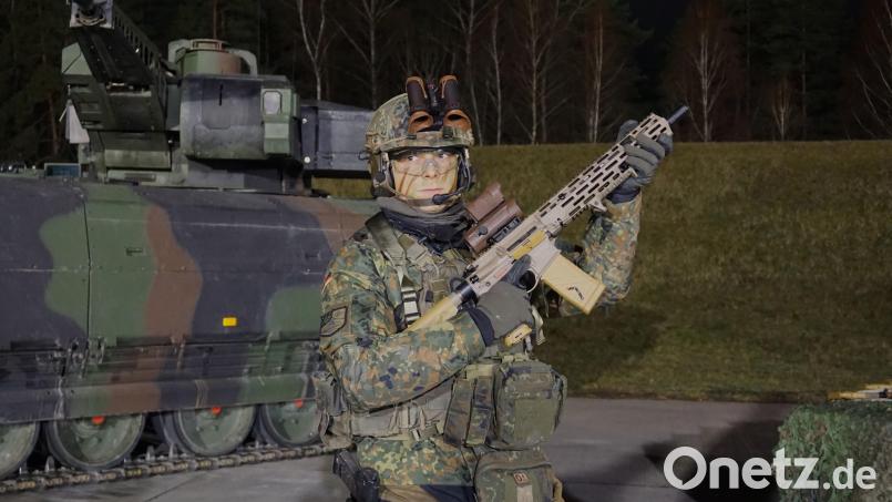 Der Oberviechtacher Hauptfeldwebel Alex präsentiert das G95, das neue Standard-Sturmgewehr der Bundeswehr. Das Panzergrenadierbataillon 122 aus Oberviechtach hat die Waffe nun als Erstes im Heer erhalten. Bild: jut