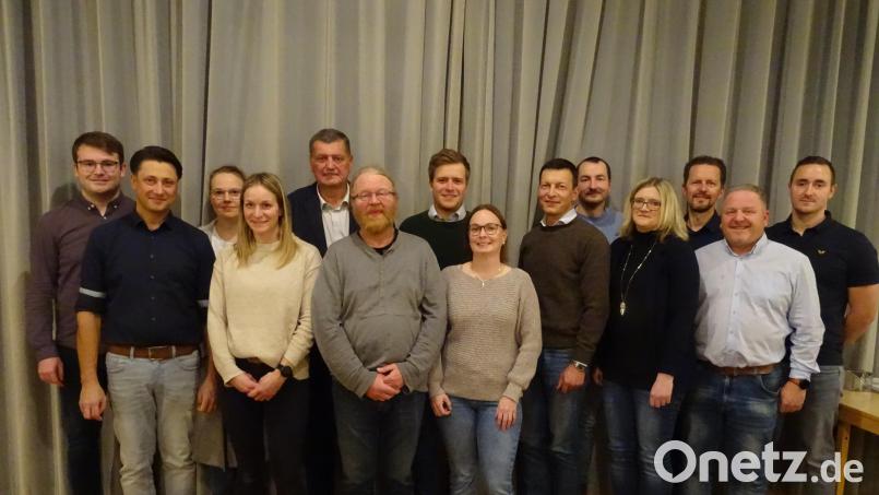 Vier Frauen und zehn Männer treten für die parteilose Wählergemeinschaft Wolfring zur Gemeinderatswahl am 8. März 2026 an. Listenführer ist Ferdinand Graf zu Eltz (Siebter von links). Bild: Houschka