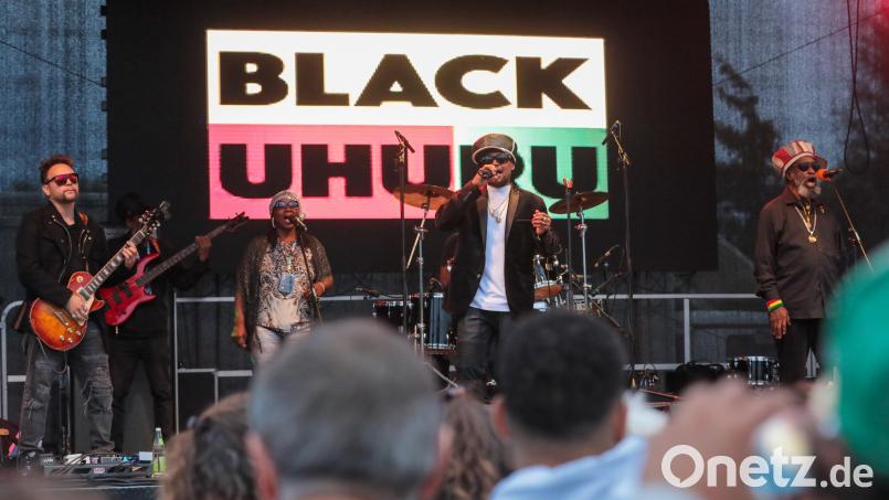 Es war ein überragender, wenn auch ein bisschen feuchter Abschluss von Sommer in der Stadt am Sonntagabend: Black Uhuru aus Jamaica gaben. Auch Derrick "Duckie" Simpson (rechts) zeigt sich mit seinen 74 Jahren noch in bester Form. Bild: Wolfgang Steinbacher