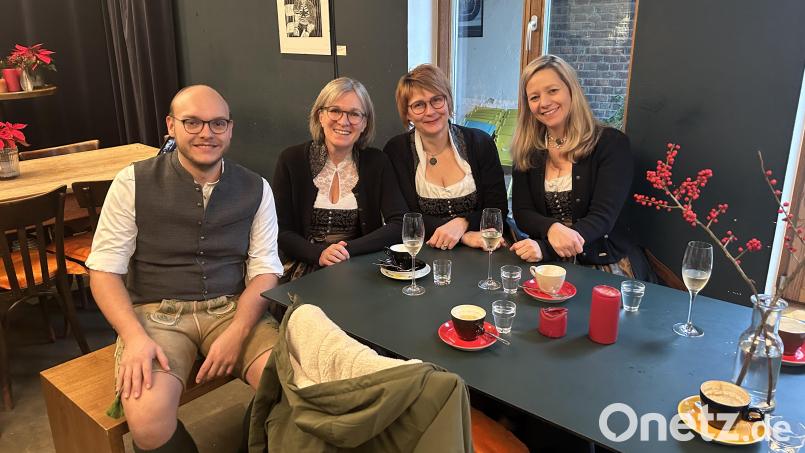 Von links: Philipp Bauriedl von Bocklblech, das Gesangstrio TriAngel mit Doris Völkl, Andrea Götz und Steffi Daubenmerkl. Bild: Steffi Daubenmerkl