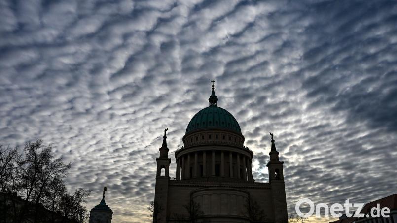 Zum Wochenbeginn wird es im Land verbreitet wärmer. Bild: Jens Kalaene/dpa