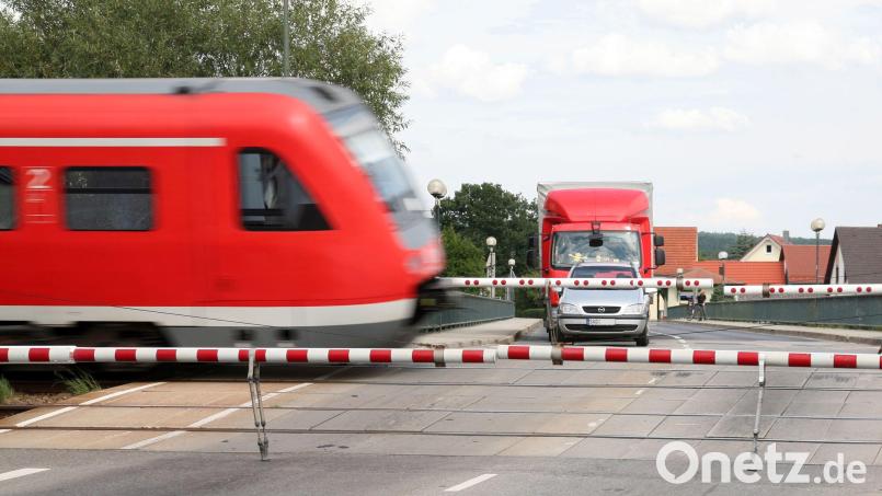 Alles wie gehabt am Bahnübergang Nabburg für die nächsten Jahren. Die Schranken müssen weiterhin ihren Dienst tun. In Sachen Tunnel ist erst einmal Berlin am Zug. Archivbild: Gerhard Götz