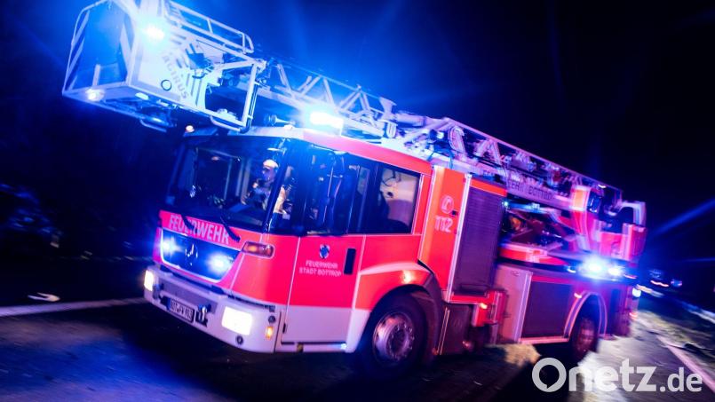 Die Flammen greifen auch auf ein Wohnhaus über. (Symbolbild) Bild: Marcel Kusch/dpa