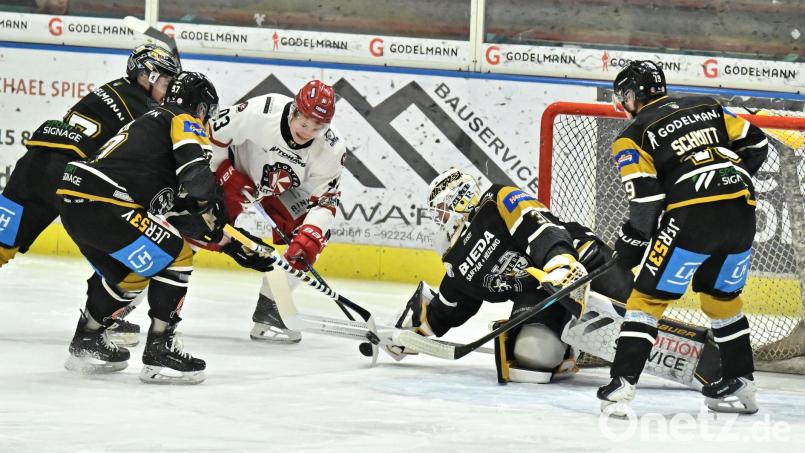 Torhüter Lucas Di Berardo (Zweiter von rechts/Szene aus einem früheren Spiel) und seine Teamkollegen gingen in Dingolfing unter. Bild: Hubert Ziegler
