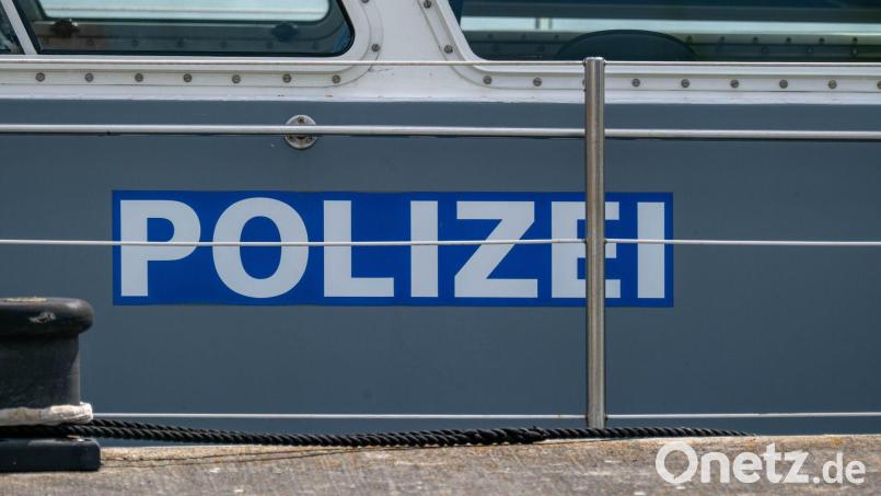 Die Wasserschutzpolizei war bei dem Unfall ebenfalls vor Ort. (Symbolbild) Bild: Stefan Sauer/dpa