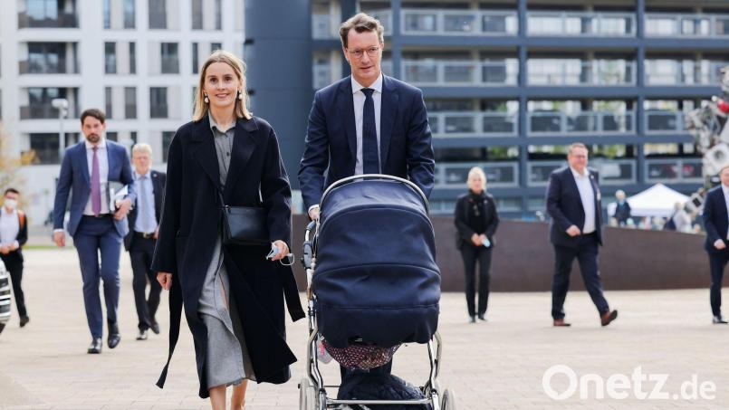 Hendrik Wüst darf bald wieder einen Kinderwagen schieben, seine Ehefrau Katharina erwartet das zweite Kind des Paares. (Archivbild) Bild: Rolf Vennenbernd/dpa