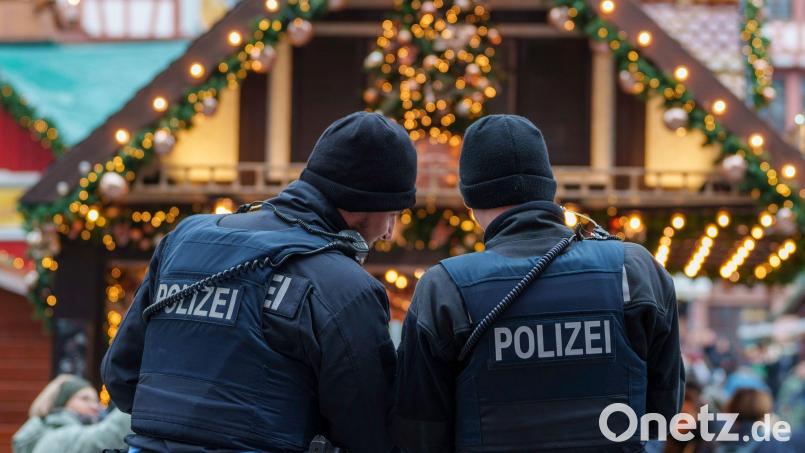 Einsatz auf dem Weihnachtsmarkt: Wegen des randalierenden Mannes rückt die Polizei aus. (Symbolbild) Bild: Andreas Arnold/dpa