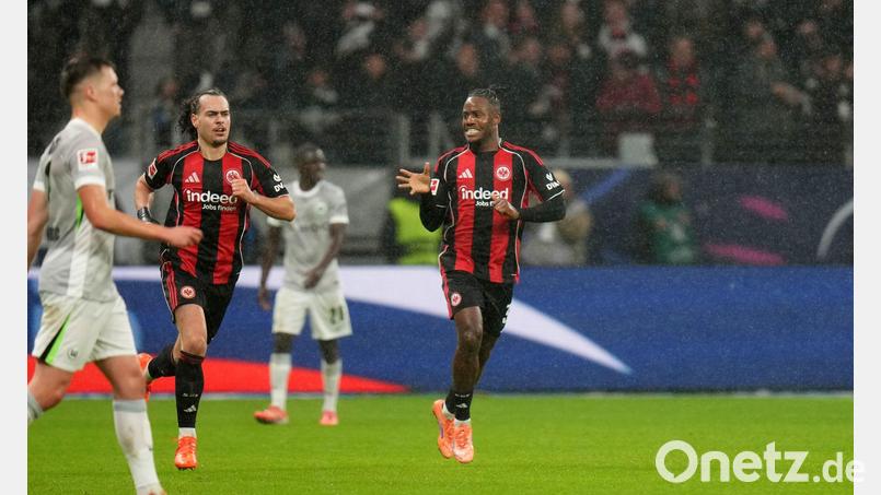 Michy Batshuayi (Eintracht Frankfurt, r.) jubelt nach einem Treffer. In Leipzig musste er verletzt vom Platz. (Archivbild) Bild: Thomas Frey/dpa