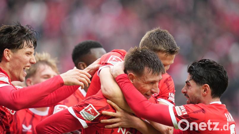 Jubel beim FCK: Mit einem Sieg gegen Dresden halten die Pfälzer Kontakt zur Tabellenspitze. Bild: Thomas Frey/dpa