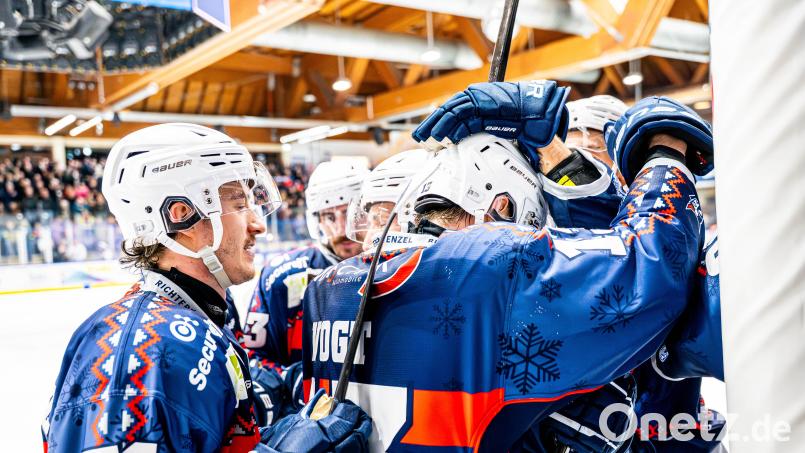 Szenen aus dem Spiel in der DEL2 zwischen den Blue Devils Weiden (blaue Trikots) und den Bietigheim Steelers am Freitag, 5. Dezember 2025. Die Gastgeber gewannen mit 4:1. Bild: Elke Englmaier
