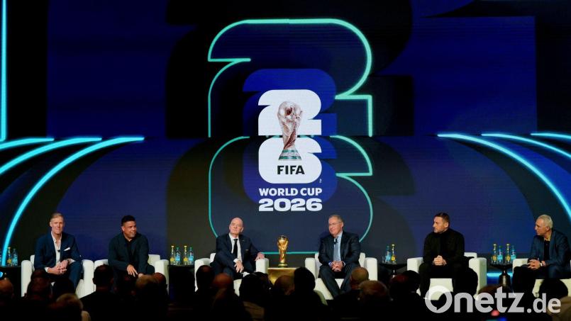 Im Kreise von Fußball-Legenden wie Ronaldo (Zweiter von links) präsentierte FIFA-Chef Infantino (Dritter von links) den Spielplan. Bild: Chris Carlson/AP/dpa