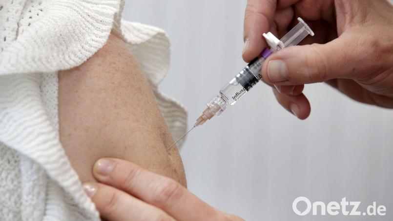 Die Ständige Impfkommission empfiehlt die Grippeimpfung vor allem für Menschen ab 60 Jahren sowie für chronisch Kranke, Schwangere und Bewohner von Senioren- und Pflegeheimen. (Symbolbild) Bild: Stephan Jansen/dpa